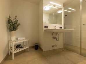 Baignoire, séchoir à cheveux, serviettes fournies, savon