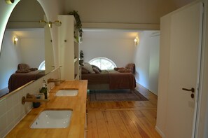 3 habitaciones, tabla de planchar con plancha y cuna de viaje 