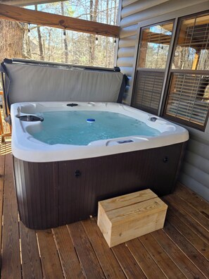 Outdoor spa tub - NEW HOTTUB! 1/4/25 Walk to town, EV Charger, In the Woods (Helen)