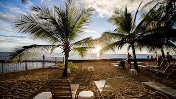 Beach nearby, sun-loungers, beach towels