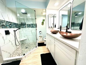 Dusche, Haartrockner, Handtücher, Seife