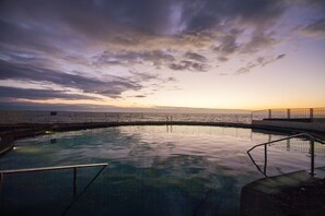 Outdoor pool - Oceanfront Condo Complex on Alii 1 bdrm,, Salt,Freshwater Pools Newly renovated (Kailua-Kona)