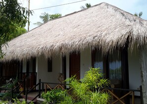 デラックス ルーム クイーンベッド 1 台 シービュー | バルコニーからの眺望