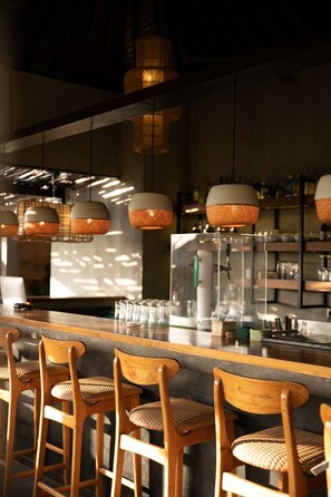 供应早餐、午餐和晚餐