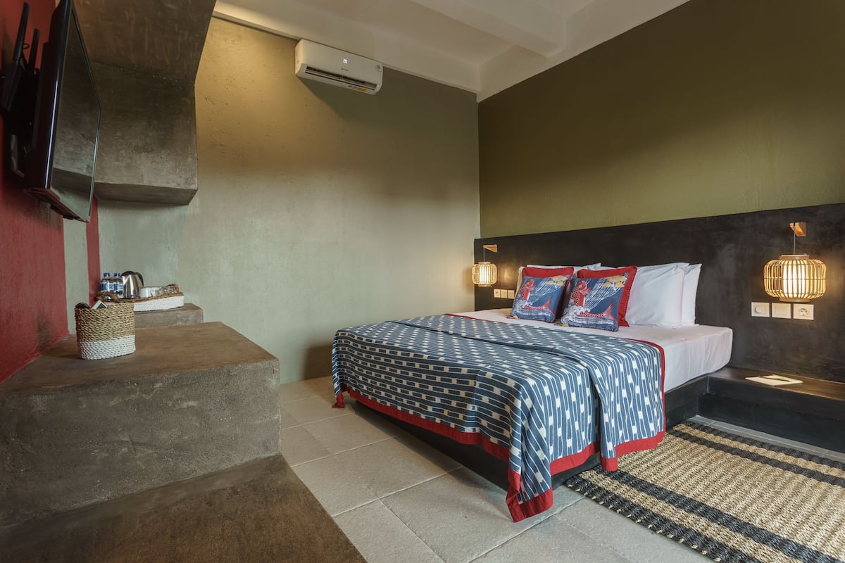 Premium bedding, in-room safe, desk, laptop workspace