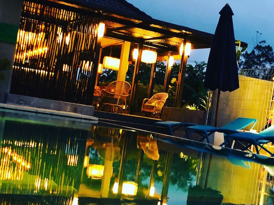 Una piscina al aire libre