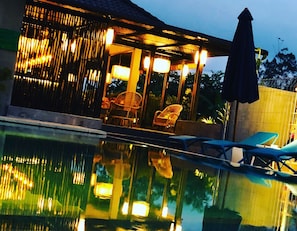Una piscina al aire libre