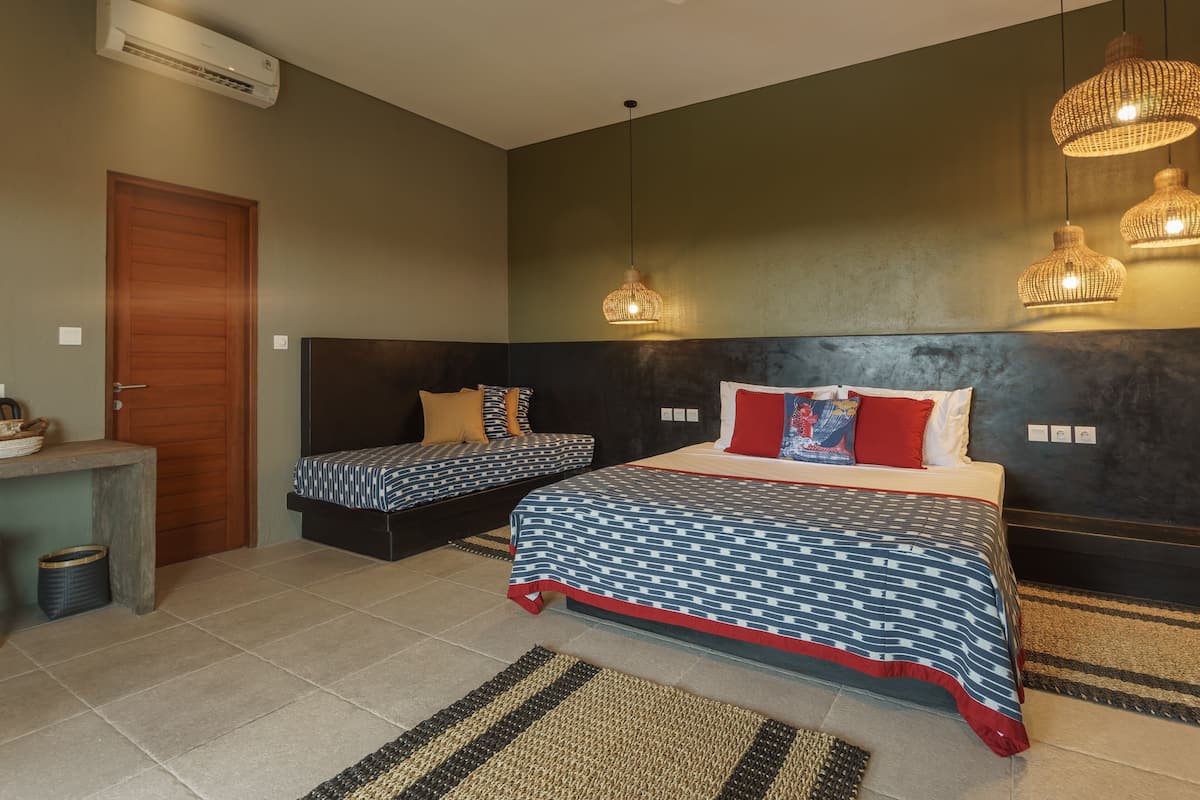 2 bedrooms, premium bedding, in-room safe, desk