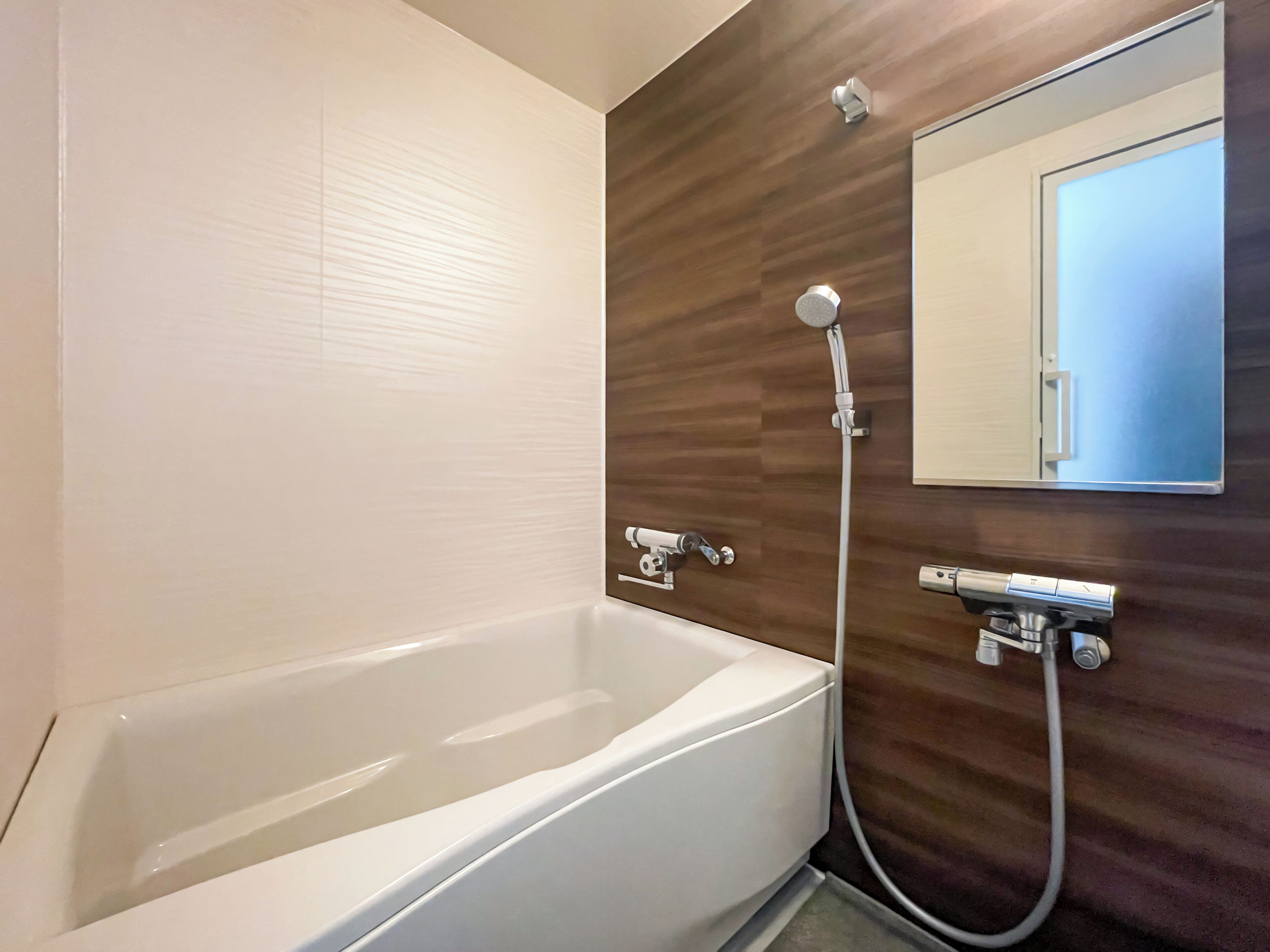 Superior Double Room, Smoking | Bathroom | Separate tub and shower, free toiletries, hair dryer, slippers