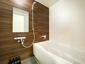 Een bad/douchecombinatie, een diep bad, gratis toiletartikelen