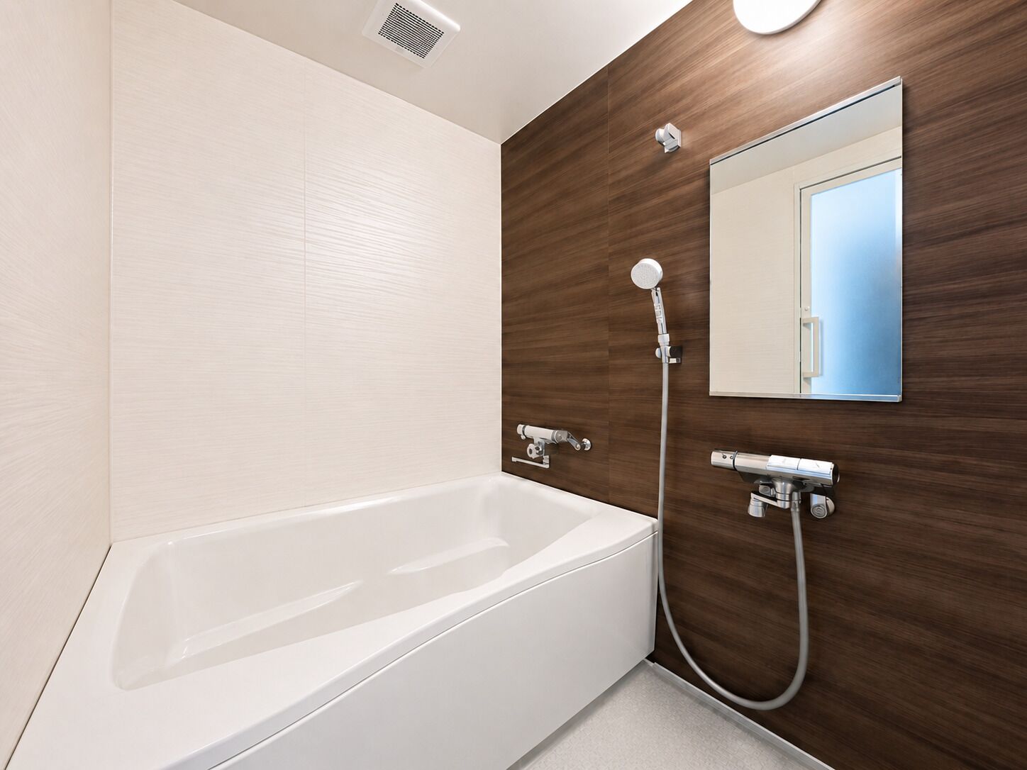 Habitación doble, fumadores (Moderate) | Baño | Bañera y ducha independientes y artículos de higiene personal gratuitos