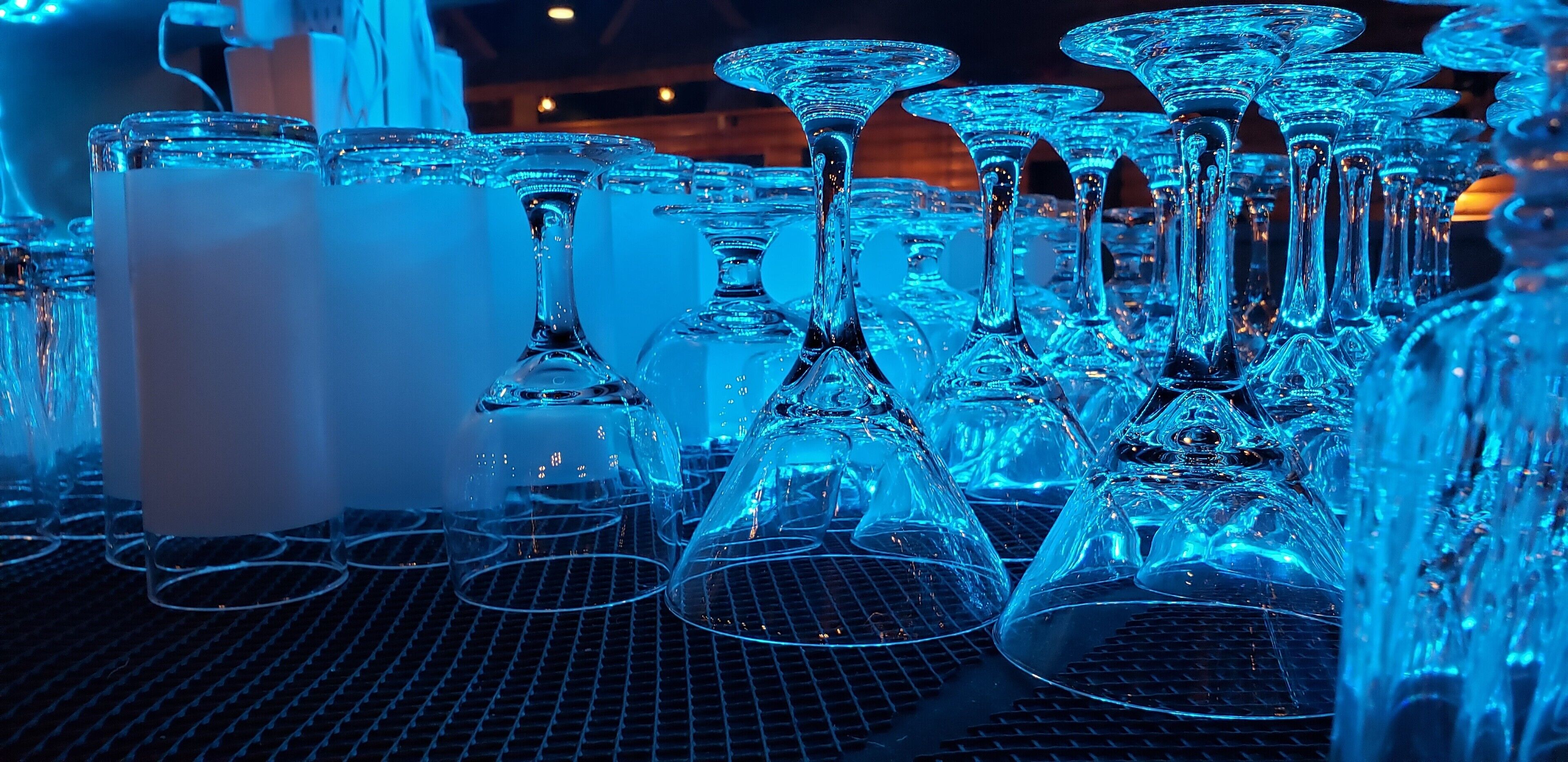 serves lunch, dinner and happy hour