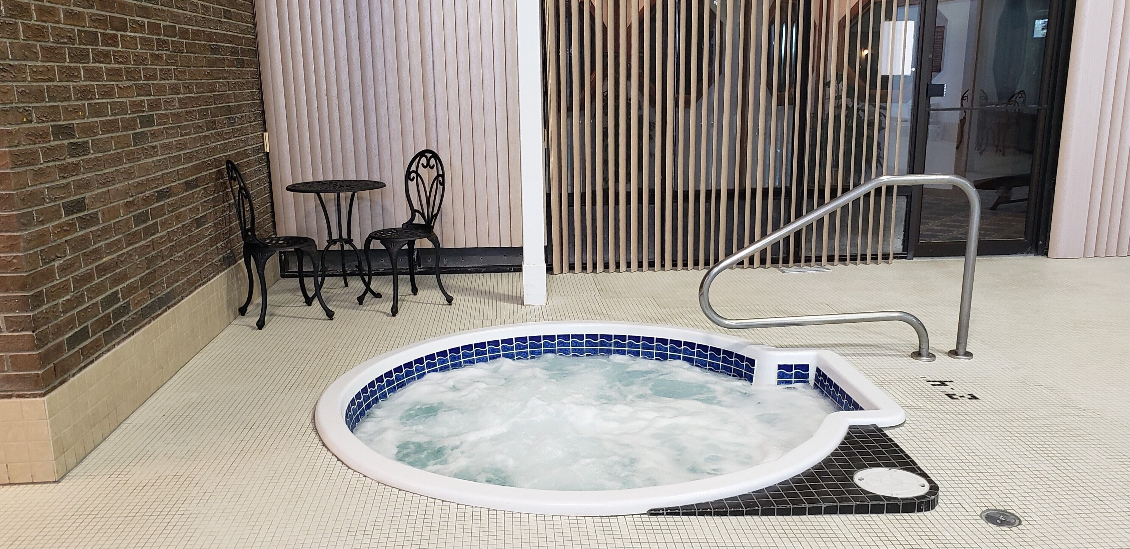 Piscina coperta, con ingresso dalle 10:00 alle 22:00, lettini