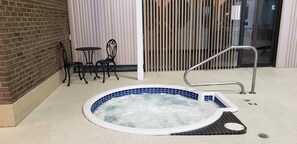 Innenpool, geöffnet von 10:00 Uhr bis 22:00 Uhr, Liegestühle