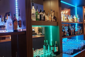 Ofrece almuerzos, cenas y happy hour