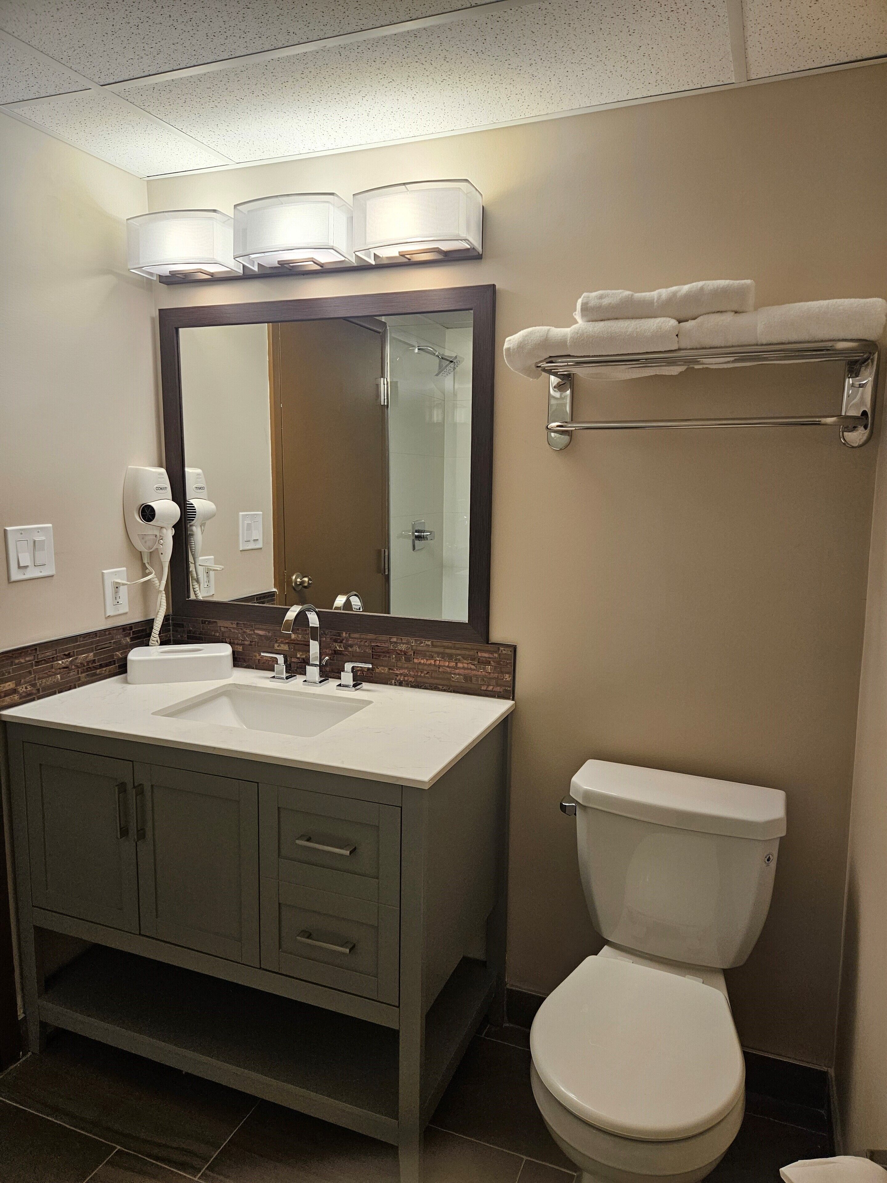 combined shower/bathtub, towels