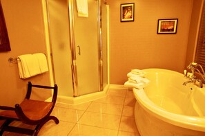 Badewanne, Haartrockner, Handtücher, Seife