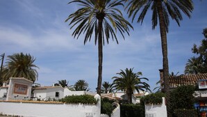 Un edificio blanco con un letrero que dice "Villasperre El Oasis".