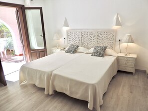 1 slaapkamer, een kluis op de kamer, een strijkplank/strijkijzer