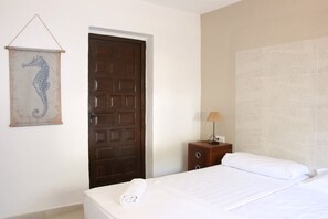 3 chambres, coffres-forts dans les chambres, fer et planche à repasser