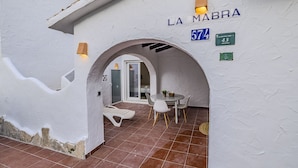 Una entrada arqueada a un edificio con la leyenda 'LA MABRA', el número '574' y un letrero que dice 'LES BOVETES NORD - A 43 LONANGELES'.