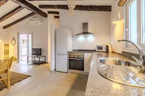 Een koelkast, een microgolfoven, een oven