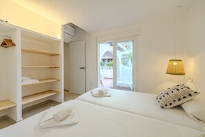 Een kluis op de kamer, een strijkplank/strijkijzer, gratis wifi