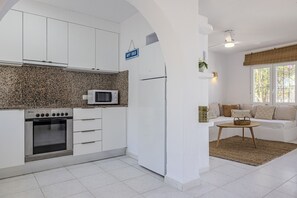 Een koelkast, een microgolfoven, een oven