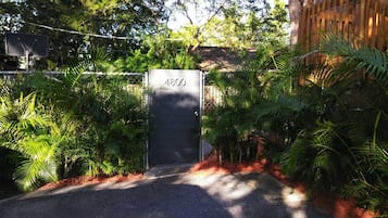 Pintu masuk properti