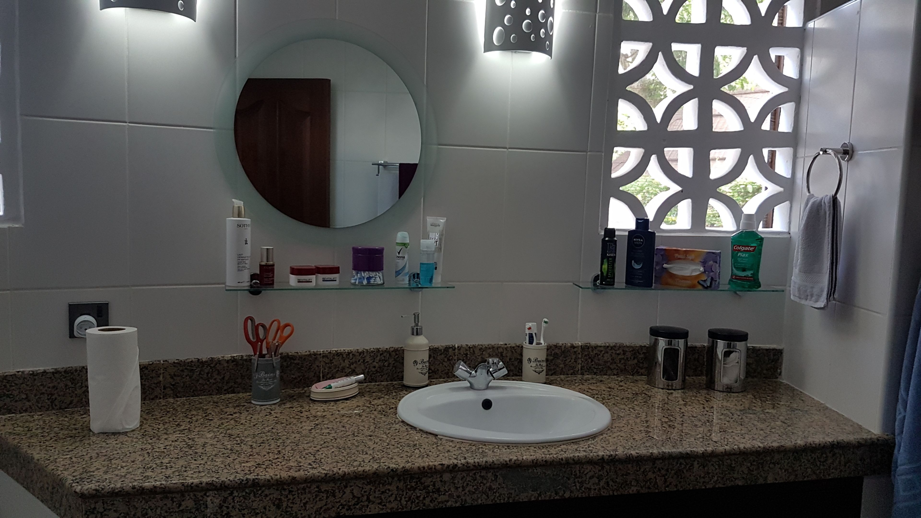 Feriehus - 3 soveværelser - udsigt til pool | Håndvask på badeværelset