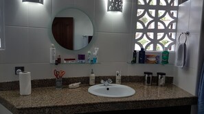 村舍, 3 间卧室, 泳池景观 | 卫生间洗手盆