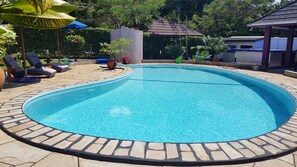 Outdoor pool, pool umbrellas - Madiba 2 Cottage (Diani Beach)