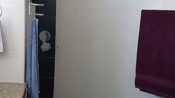 Ferienhaus, 3 Schlafzimmer, Poolblick | Dusche im Bad