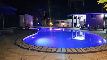 Una piscina al aire libre, sombrillas