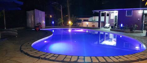 Alberca al aire libre y sombrillas en la alberca