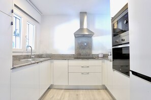 Een koelkast, een microgolfoven, een oven