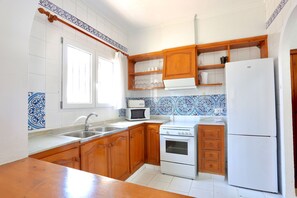 Een koelkast, een microgolfoven, een oven