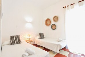 2 chambres, coffres-forts dans les chambres, fer et planche à repasser