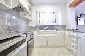 Een koelkast, een microgolfoven, een oven