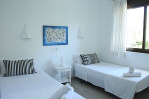 2 chambres, coffres-forts dans les chambres, fer et planche à repasser