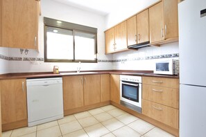 Réfrigérateur, micro-ondes, four, cafetière/bouilloire