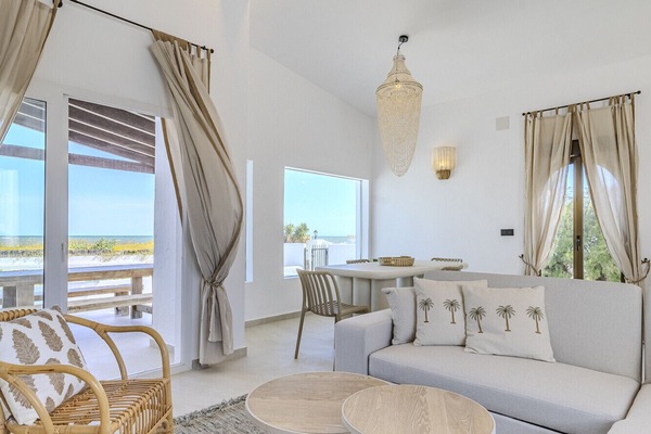 Een televisie en een open haard