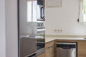 Een koelkast, een microgolfoven, een oven, een kookplaat