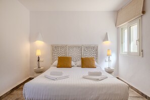 2 chambres, coffres-forts dans les chambres, fer et planche à repasser