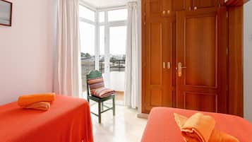 2 slaapkamers, een strijkplank/strijkijzer, gratis wifi, beddengoed