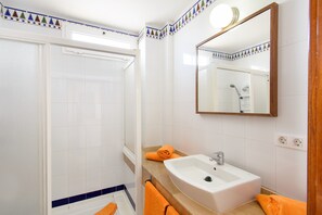 Bathtub, towels - Puerto del Carmen Beautiful holiday home with Heated Pool, Private Patio and Great Location (puerto del carmen)
