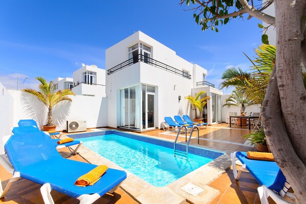 Pool - Puerto del Carmen Beautiful holiday home with Heated Pool, Private Patio and Great Location (puerto del carmen)