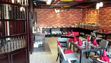 Serveert ontbijt, lunch, diner, lokale en internationale gerechten