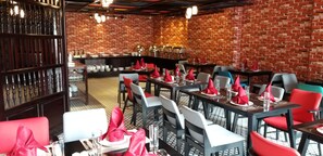 Se sirven desayunos, almuerzos, cenas y cocina local e internacional 