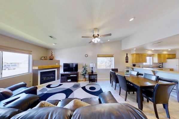 Smart TV, fireplace